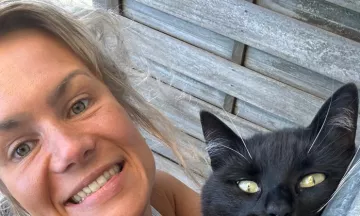 Oppas Sonja met haar zwarte kat