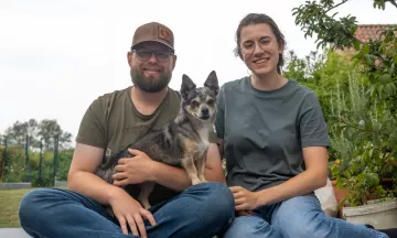 Silke en haar vriend met een oppas-hond