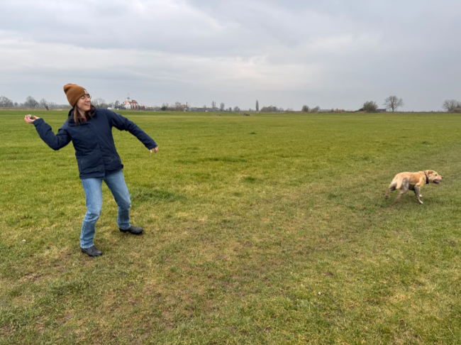 Silke met een oppas-hond tussen de velden
